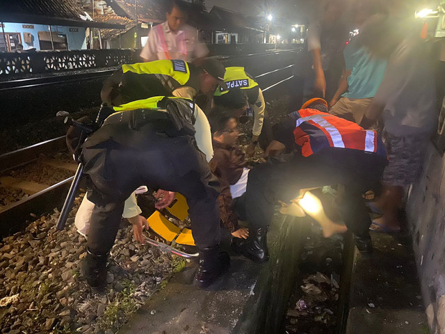 Penumpang KA Gajayana jatuh dari kereta di lintasan Kewek, Yogya, pada Sabtu (1/2) malam. Foto: Dok. Polresta Yogyakarta