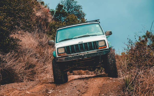 Naik Jeep di Batu Malang. Foto hanya ilustrasi, bukan tempat sebenarnya. Sumber: pexels.com/Saeid Anvar