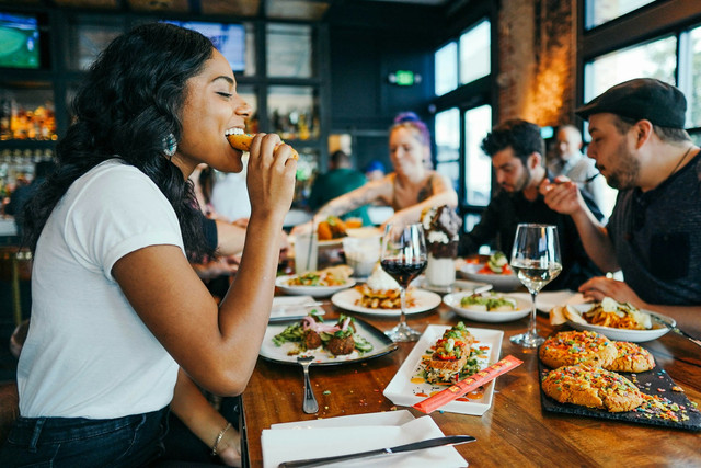 spot kuliner terbaik di Ngaliyan Semarang. Foto hanya ilustrasi, bukan tempat sebenarnya. Sumber: Unsplash/alex haney