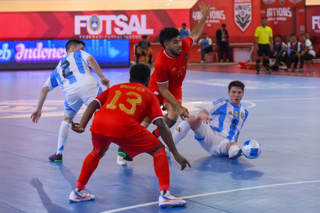 Pemain Timnas Futsal Indonesia Evan Soumilena berebut bola dengan pemain Timnas Futsal Argentina Agustin Plaza Teijon pada pertandingan Indonesia Futsal 4 Nations World Series 2025 di Jakarta International Velodrome, Jakarta, Sabtu (1/2/2025). Foto: Muhammad Ramdan/ANTARA FOTO