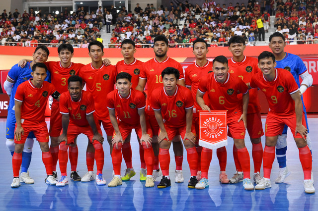 Timnas Futsal Indonesia berfoto bersama sebelum bertanding melawan Timnas Futsal Argentina pada pertandingan Indonesia Futsal 4 Nations World Series 2025 di Jakarta International Velodrome, Jakarta, Sabtu (1/2/2025). Foto: Muhammad Ramdan/ANTARA FOTO