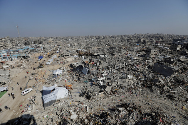 Pemandangan umum puing-puing rumah dan bangunan yang hancur selama serangan Israel di kamp pengungsi Jabalia, Jalur Gaza utara, Kamis (29/1/2025). Foto: Mahmoud Issa/REUTERS