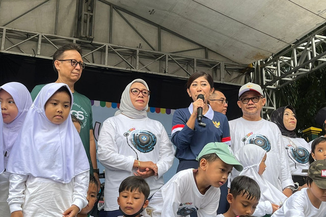 Menkomdigi Meutya Hafid memberikan sambutan di Acara Car Free Day Kemendikdasmen, Jakarta Pusat, Minggu (2/2/2025). Foto: Alya Zahra/kumparan 