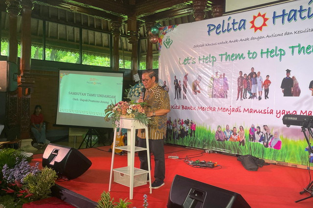 Gubernur Jakarta terpilih Pramono Anung memberikan sambutan saat menghadiri ulang tahun Sekolah Luar Biasa (SLB) Pelita Hati Bale Panjang, di Museum Indonesia, Cipayung, Jakarta Timur, Minggu (2/2/2025). Foto: Fadhil Pramudya/kumparan