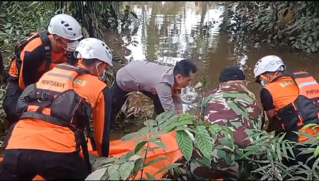 Tim SAR gabungan saat melaukan evakuasi korban tenggelam di Sanggau. Foto: Dok. Tim SAR