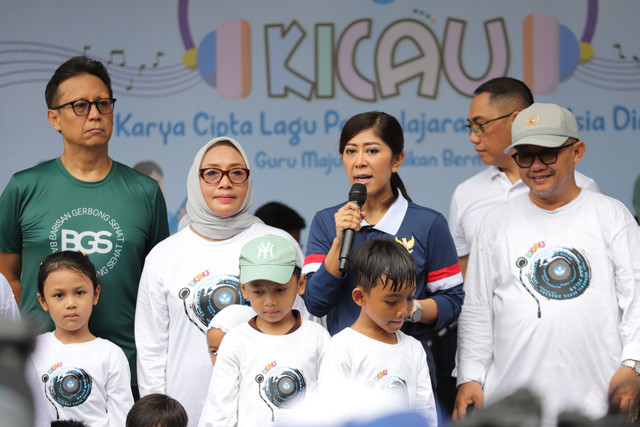 Menteri Komdigi Meutya Hafid menyampaikan aturan tentang perlindungan anak termasuk pembatasan medsos bagi anak usia dini saat car free day (CFD) di depan Kantor Kemendikdasmen, Jakarta, Minggu (2/2/2025). Foto: Jamal Ramadhan/kumparan