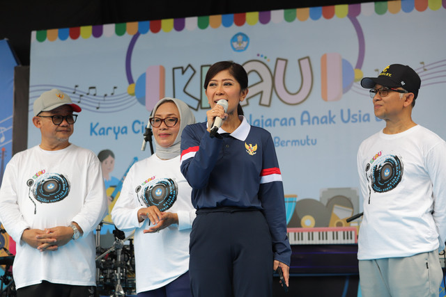 Menteri Komdigi Meutya Hafid menyampaikan aturan tentang perlindungan anak termasuk pembatasan medsos bagi anak usia dini saat car free day (CFD) di depan Kantor Kemendikdasmen, Jakarta, Minggu (2/2/2025). Foto: Jamal Ramadhan/kumparan