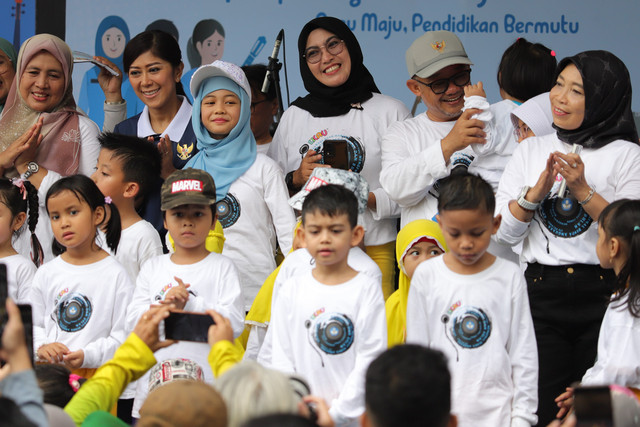 Menteri Pendidikan Dasar dan Menengah Abdul Mu'ti senam bersama siswa PAUD dalam acara Karya Cipta Lagu Pembelajaran Anak Usia Dini (KICAU) di depan Kantor Kemendikdasmen, Jakarta, Minggu (2/2/2025). Foto: Jamal Ramadhan/kumparan