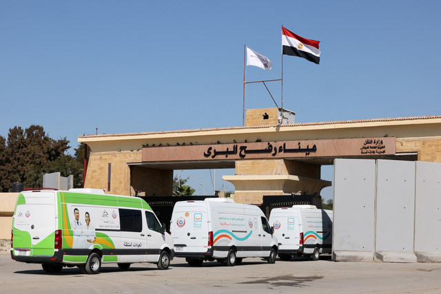 Ambulans melaju saat perbatasan Rafah antara Mesir dan Jalur Gaza dibuka kembali, Sabtu (1/2/2025). Foto: Mohamed Abd El Ghany/REUTERS