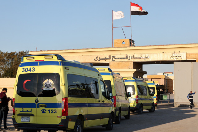 Ambulans melaju saat perbatasan Rafah antara Mesir dan Jalur Gaza dibuka kembali, Sabtu (1/2/2025). Foto: Mohamed Abd El Ghany/REUTERS