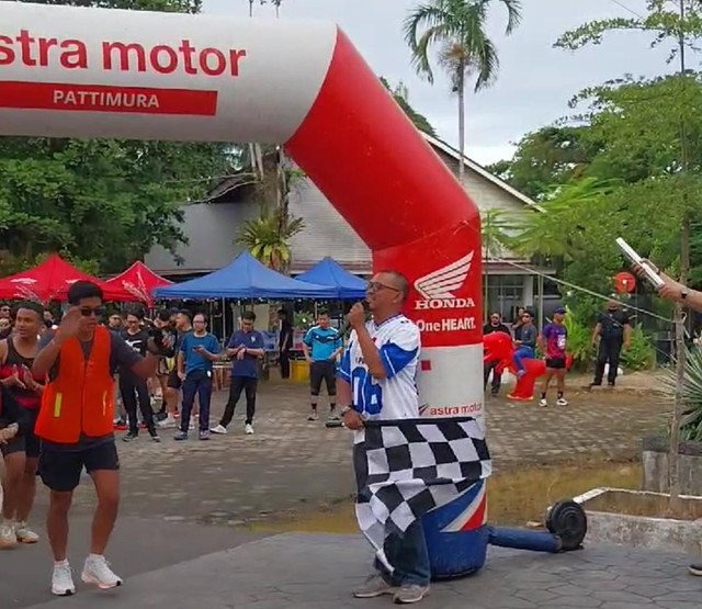 Direktur Utama Hi!Pontianak, Leo Prima saat melepas peserta 'Lari Bareng HiPo with Scoopy". Foto: Alycia Tracy Nabila/Hi!Pontianak