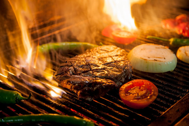 Steak Enak di Jakarta. Foto hanya sebagai ilustrasi saja, bukan tempat sebenarnya. Sumber: Pexels/mustafa türkeri.