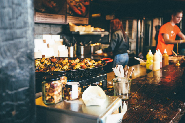 Kuliner malam Tembalang. Foto hanya ilustrasi, bukan tempat sebenarnya. Sumber: Unsplash/Nick Karvounis