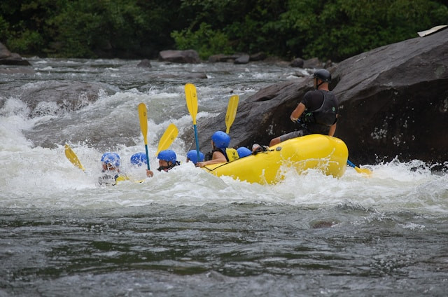 Banyumaro River Tubing. Foto hanyalah ilustrasi, bukan tempat sebenarnya. Sumber: unsplash/ Cynthia Andres.