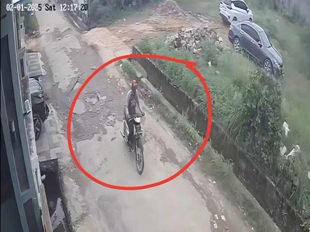 Seorang pemulung yang berhasil mencuri motor tukang bangunan di Jalan Harapan Jaya, Kecamatan Sukarame, Bandar Lampung | Foto : Tangkap layar rekaman CCTV