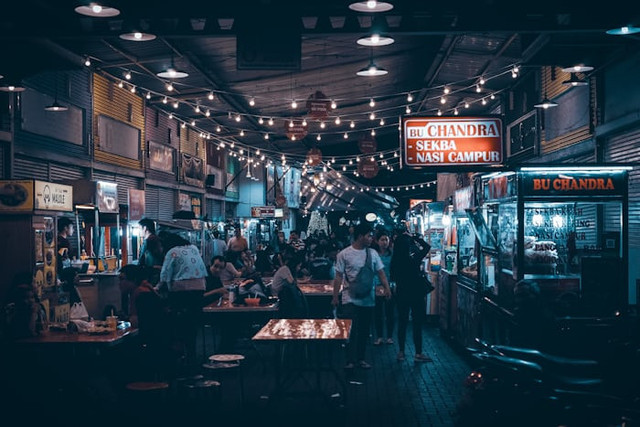 Tempat makan malam enak di Bandung. Foto hanyalah ilustrasi bukan tempat sebenarnya. Sumber: Unsplash/dapiki moto