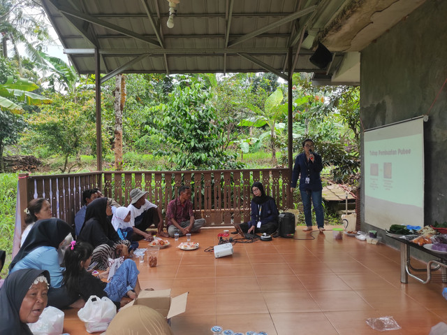 Kegiatan pemaparan contoh produk hasil olahan ubi oleh tim KKN-T IPB