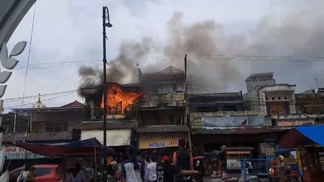 Kebakaran ruko di pasar Ciranjang, Kabupaten Cianjur, Jawa Barat, Minggu (2/2/2025). Foto: Dok. Istimewa