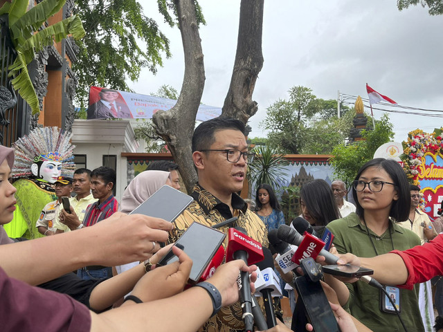 Menteri Luar Negeri (Menlu) Sugiono usai hadiri peresmian Murugan Temple, di Kalideres, Jakarta Barat, Minggu (2/2/2025). Foto: Alya Zahra/kumparan 