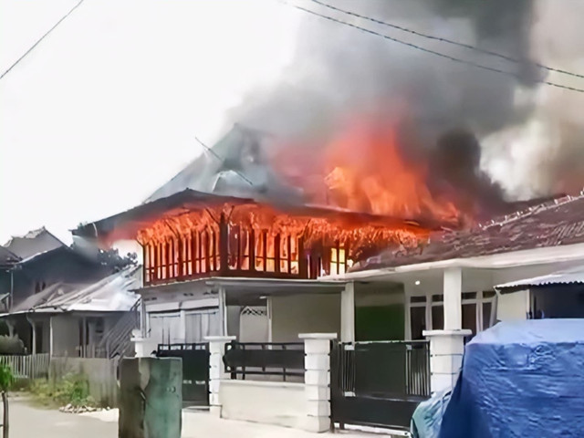 Kebakaran melanda pemukiman padat di Lingkungan Sinar Jaya, Kelurahan Fajar Bulan, Kecamatan Way Tenong, Kabupaten Lampung Barat | Foto : Ist