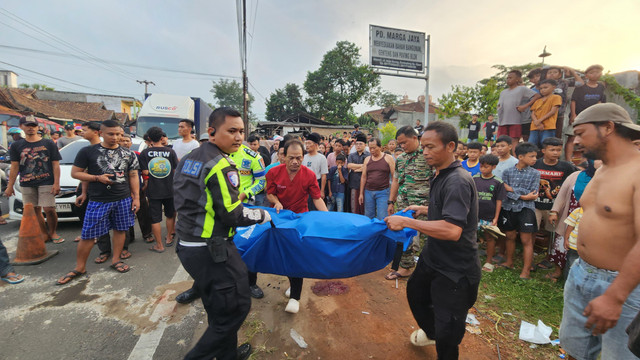 Petugas mengevakuasi jenazah MS. Dok Satlantas Polresta Serang Kota