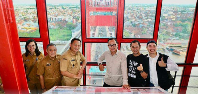 Wamendagri saat berkunjung ke wisata tower Jembaran Ampera. Foto: Instagram kominfopalembang. 