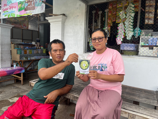 Potret bangga pemilik UMKM lokal atas peluncuran SawMie, mie ayam hijau inovatif hasil pendampingan mahasiswa UNAIR. (dokumentasi pribadi)