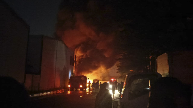 Kebakaran melanda gudang di sekitar Tambun Bizhub, Tambun Selatan, Bekasi, Jawa Barat, Minggu (2/2/2025). Foto: Fadhil Pramudya/kumparan