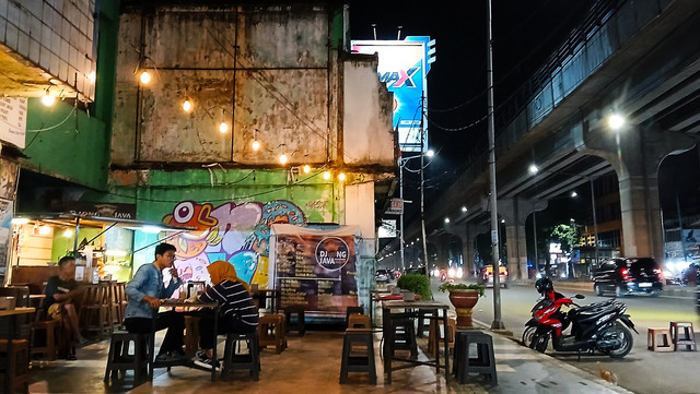 Suasana santai di kawasan Jalan Sudirman Palembang yang menjadi tongkrongan baru Muda-mudi Kota Musi menghabiskan waktu libur, Minggu (2/2) Foto: ary/urban id