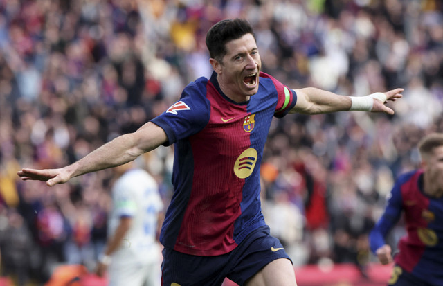 Pemain FC Barcelona, Robert Lewandowski, merayakan gol pertamanya pada pertandingan Liga Spanyol antara FC Barcelona vs Deportivo Alaves di Estadi Olimpic Lluis Companys, Barcelona, Spanyol, Minggu (2/2/2025). Foto: Nacho Doce/REUTERS