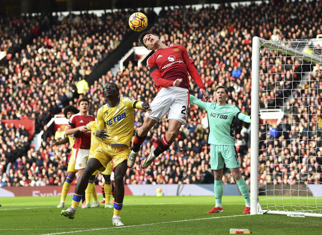 Pemain Manchester United, Manuel Ugarte, beraksi dengan pemain Crystal Palace, Ismaila Sarr pada pertandingan Liga Inggris antara Manchester United vs Crystal Palace di Old Trafford, Manchester, Inggris, Minggu (2/2/2025). Foto: Peter Powell/REUTERS