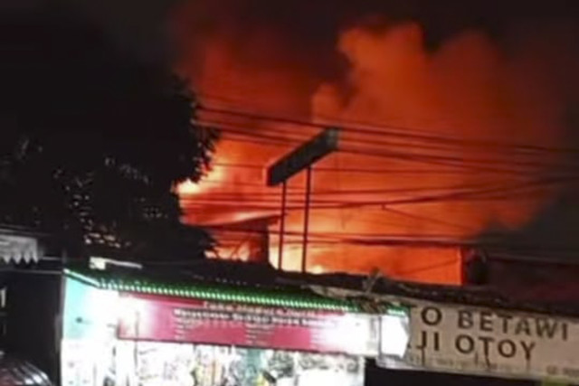 Suasana bangunan rumah yang terbakar di Jalan Dr. Saharjo, Kelurahan Manggarai, Kecamatan Tebet, Jakarta Selatan, Minggu (2/2/2025). Foto: Instagram/ @humasjakfire