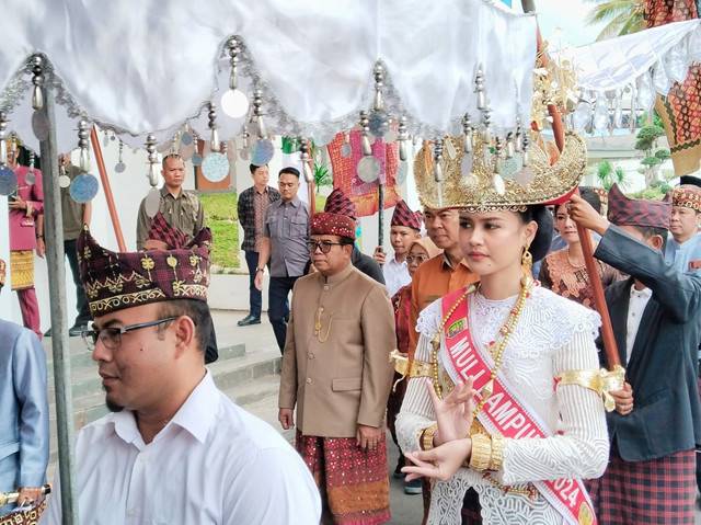 Prosesi pemberian gelar adat kepada Pj. Gubernur Lampung, Samsudin dan dan istrinya, Maidawati Retnoningsih Samsudin | Foto : Eka Febriani / Lampung Geh