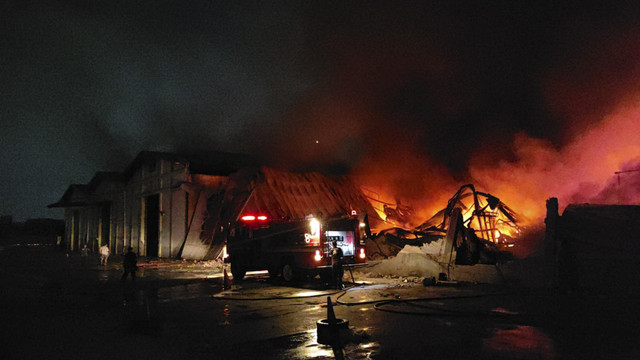 Kondisi terkini kebakaran gudang di kawasan Tambun, Kabupaten Bekasi, Minggu (2/2/2025) malam. Foto: Jonathan Devin/kumparan