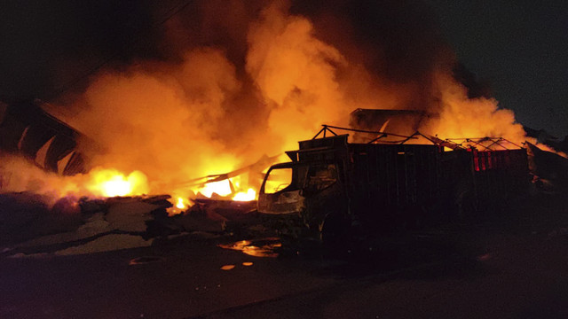 Kondisi terkini kebakaran gudang di kawasan Tambun, Kabupaten Bekasi, Minggu (2/2/2025) malam. Foto: Jonathan Devin/kumparan