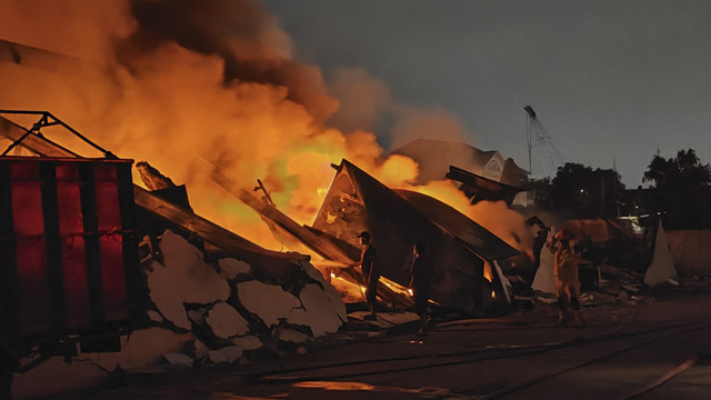 Kondisi terkini kebakaran gudang di kawasan Tambun, Kabupaten Bekasi, Minggu (2/2/2025) malam. Foto: Jonathan Devin/kumparan