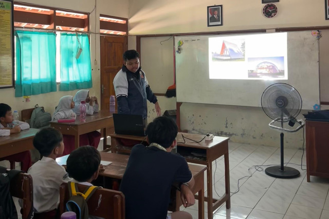 Mahasiswa KKN TIM I Universitas Diponegoro Desa Sumberejo memaparkan materi pengenalan arsitektur untuk siswa kelas 5 MI Muhammadiyah Kedunglumbu.