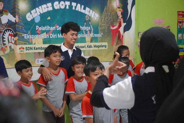 GenBI Untidar membangun interaksi dengan anak - anak SDN 1 Kembangkuning melalui permainan