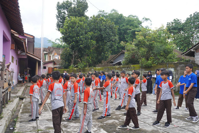 Senam pagi bersama guru dan siswa SDN1 Kembangkuning beserta anggota GenBI Untidar