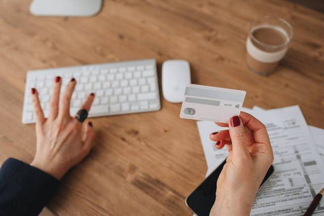 Ilustrasi cara cek BI Checking. Foto: Pexels/Polina Tankilevitch