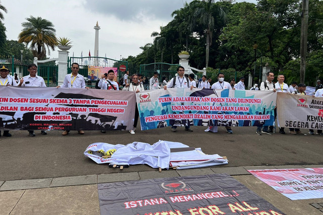 Perwakilan dosen ASN Kemendiktisaintek seluruh Indonesia menggelar aksi damai guna menuntut pembayaran tunjangan kinerja (tukin) dosen di Monas dan Istana Negara, Senin (3/2/2025). Foto: Dok. Istimewa