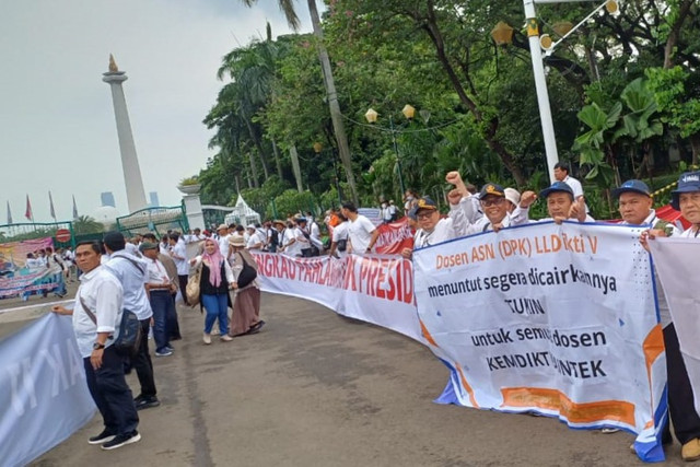 Perwakilan dosen ASN Kemendiktisaintek seluruh Indonesia menggelar aksi damai guna menuntut pembayaran tunjangan kinerja (tukin) dosen di Monas dan Istana Negara, Senin (3/2/2025). Foto: Dok. Istimewa