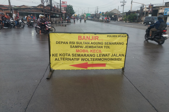 Jalan Kaligawe Raya Pantura Semarang - Demak terendam banjir arus lalu lintas dialihkan. Foto: Polsek Genuk