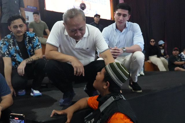 Ketua Umum PAN Zulkifli Hasan (Zulhas) memberikan bantuan kepada seorang anak difabel di GOR Basket, Bekasi, Jawa Barat. Foto: PAN