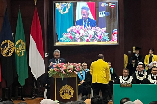 Mendiktisaintek Satryo Soemantri Brodjonegoro memberikan sambutan dalam acara Dies Natalis UI ke-75 di Balai Sidang Universitas Indonesia, Depok, Jawa Barat, Senin (3/2/2025). Foto: Alya Zahra/kumparan 