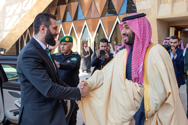 Putra Mahkota Arab Saudi Mohammed bin Salman bertemu Presiden sementara Suriah Ahmad al-Sharaa di istana kerajaan, Riyadh, Arab Saudi, Minggu (2/2/2025). Foto: Kementerian Media Saudi/via AP Photo