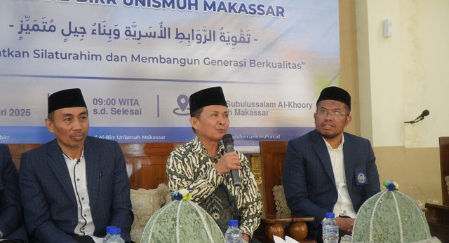 Wakil Rektor IV Unismuh Makassar Dr KH Mawardi Pewangi didampingi Pimpinan Ma'haad Al Birr Unismuh Makassar 