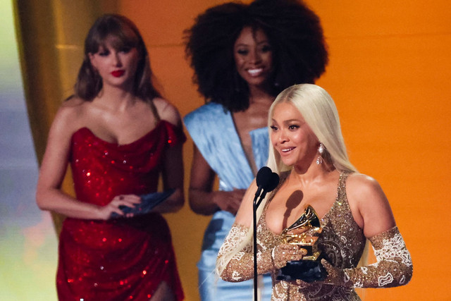 Beyonce menerima penghargaan Grammy Awards Tahunan ke-67 di Los Angeles, California, AS, Minggu (2/2/2025). Foto: Mario Anzuoni/REUTERS