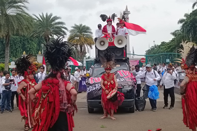 Massa aksi yang terdiri dari dosen Aparatur Sipil Negara (ASN) di lingkungan Kemendiktisaintek menampilkan tarian 'perang' Kabasaran asal Minahasa, Sulawesi Utara dalam aksi menuntut pembayaran tukin di kawasan Monas, Jakarta Pusat, Senin (3/1/2025). Foto: Zamachsyari/kumparan