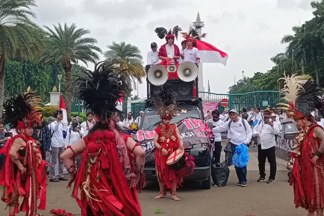 Massa aksi yang terdiri dari dosen Aparatur Sipil Negara (ASN) di lingkungan Kemendiktisaintek menampilkan tarian 'perang' Kabasaran asal Minahasa, Sulawesi Utara dalam aksi menuntut pembayaran tukin di kawasan Monas, Jakarta Pusat, Senin (3/1/2025). Foto: Zamachsyari/kumparan